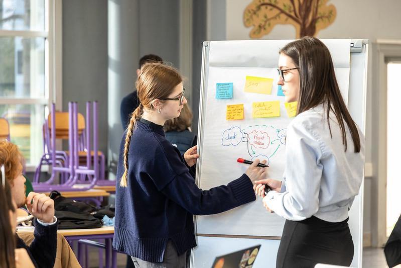 Étudiantes ingénieure pendant le Créathon 2025
