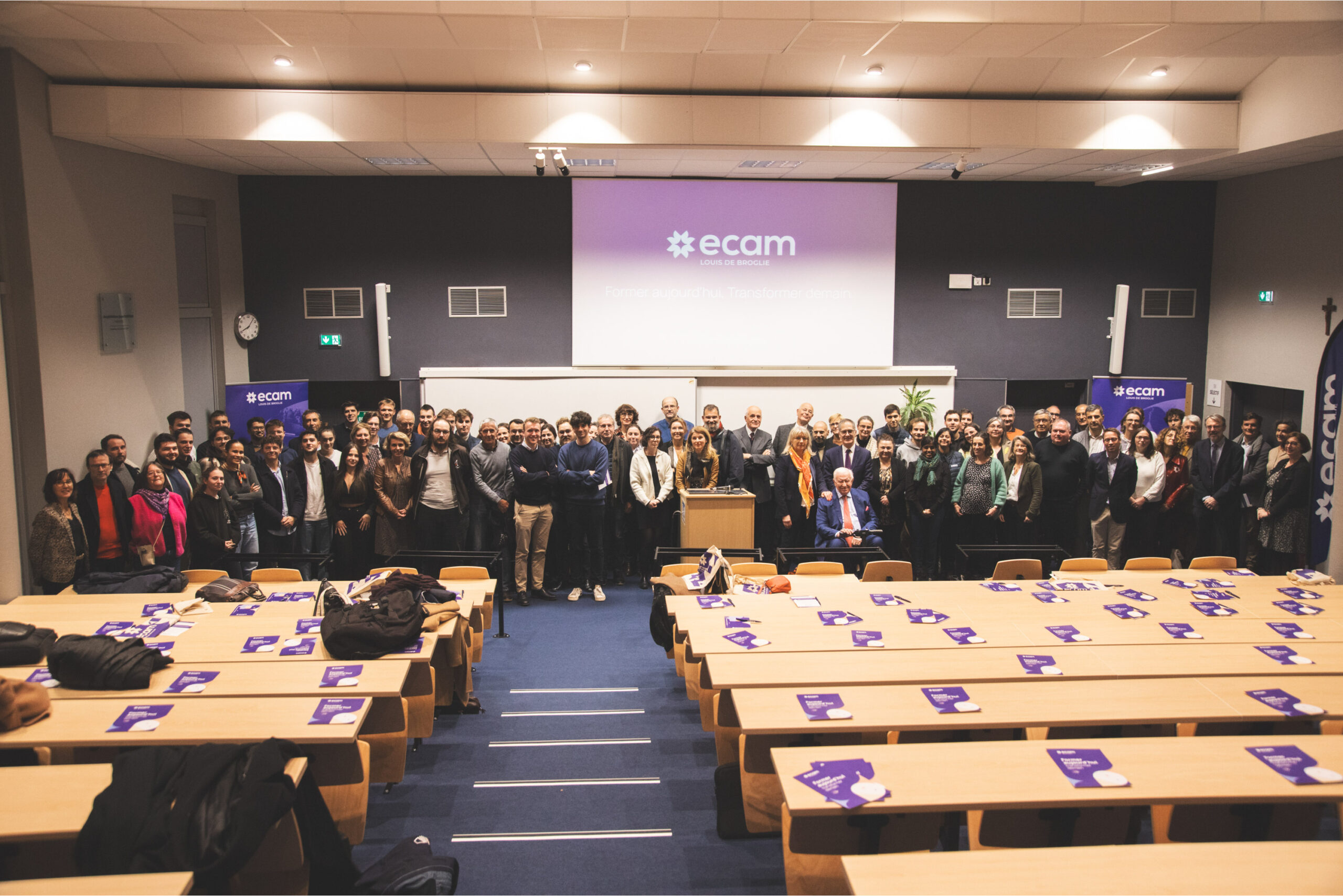 Photos de groupe de la soirée d'inauguration de la nouvelle marque