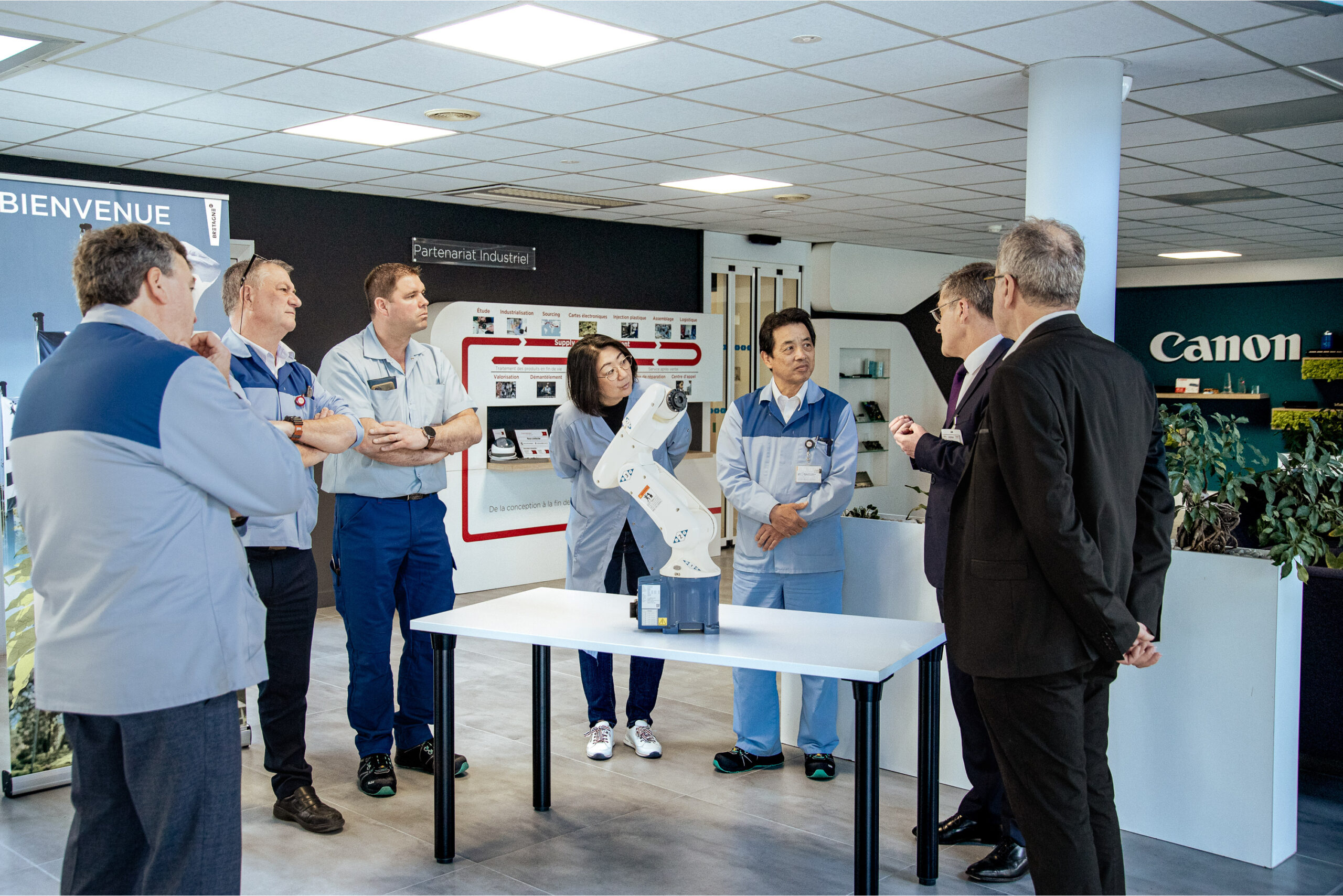 Remise des robots au siège de Canon Bretagne