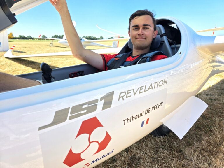 Photo de Thibaud de Péchy, étudiant à l'ECAM Louis de Broglie, dans le cockpit de son planeur.